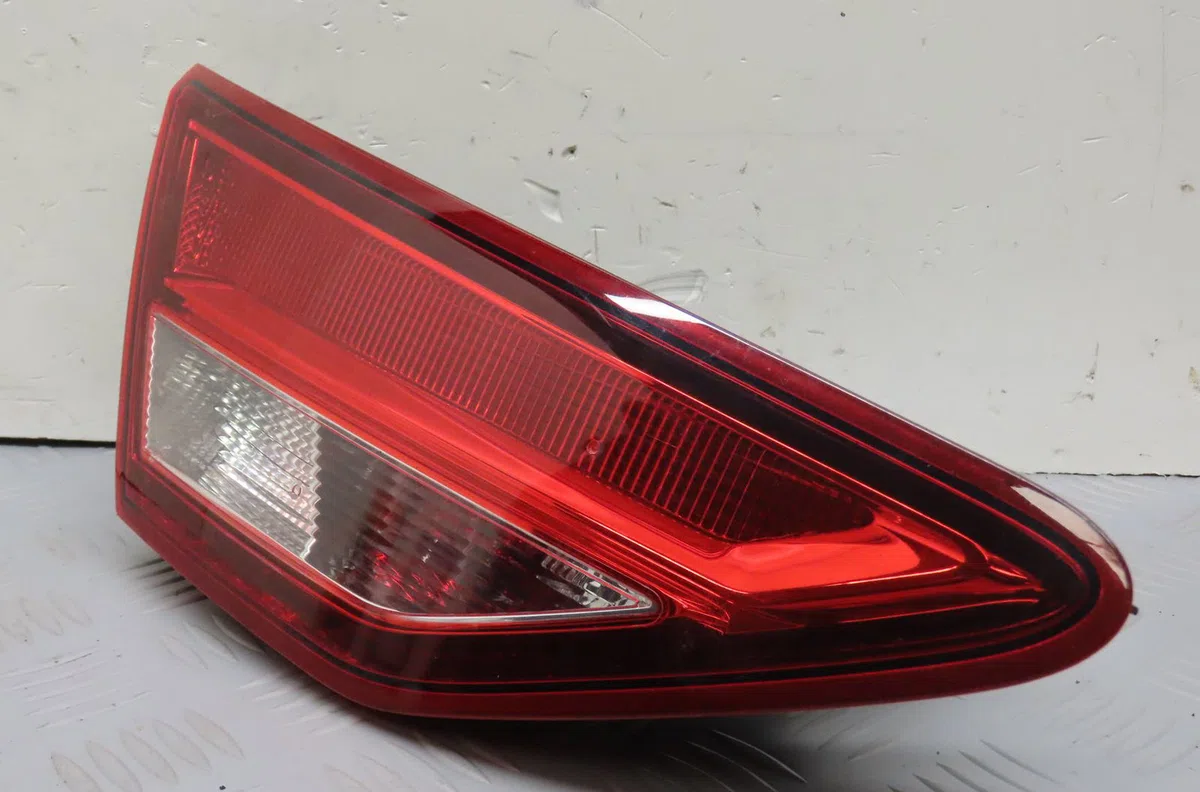 Feu arrière interieur gauche Seat LEON (5F1) 2.0 tdi (2012-2020) 5 portes occasion