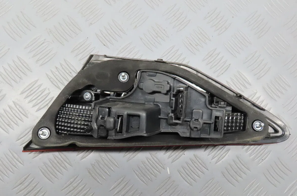 Feu arrière interieur gauche Seat LEON (5F1) 2.0 tdi (2012-2020) 5 portes occasion