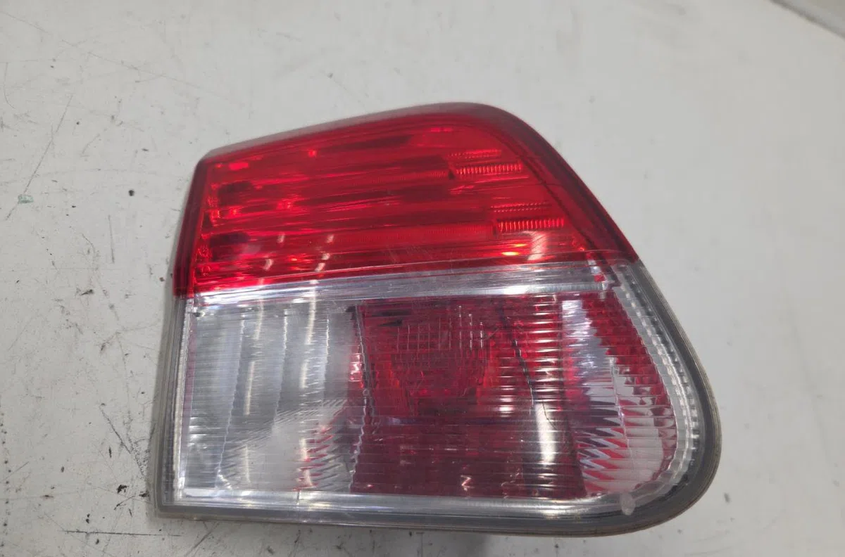 Feu arrière interieur gauche TOYOTA AVENSIS 3 PHASE 2 BREAK occasion