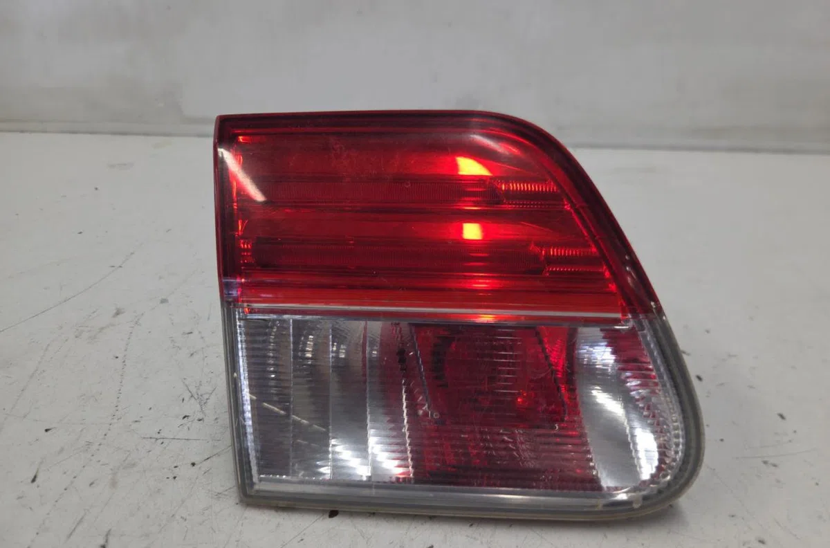 Feu arrière interieur gauche TOYOTA AVENSIS 3 PHASE 2 BREAK occasion