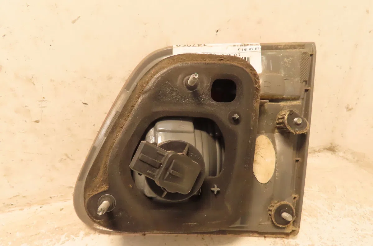 Feu arrière interieur gauche Toyota AVENSIS Break (_T27_) 2.0 d-4d (adt270_) (2011-2018) occasion