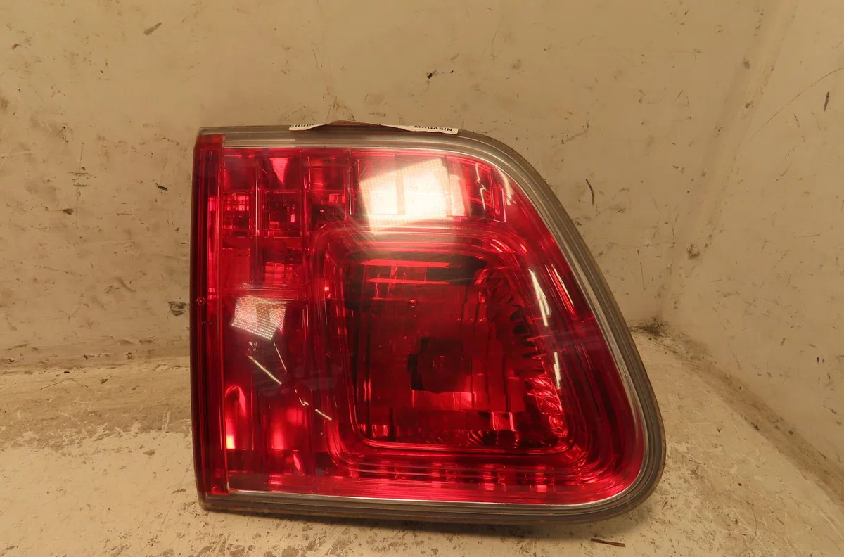 Feu arrière interieur gauche Toyota AVENSIS Break (_T27_) 2.0 d-4d (adt270_) (2011-2018) occasion