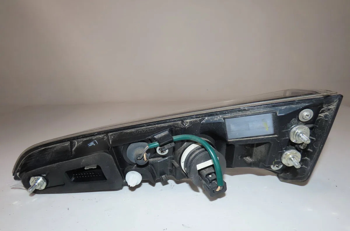 Feu arrière interieur gauche Toyota COROLLA 3-5 portes (_E21_) 1.8 hybrid (zwe211) (2018) 5 portes occasion