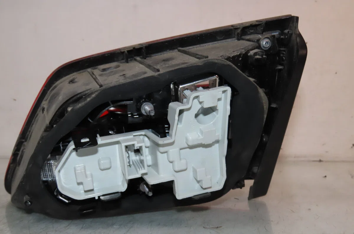 Feu arrière interieur gauche VOLKSWAGEN GOLF 2015 occasion