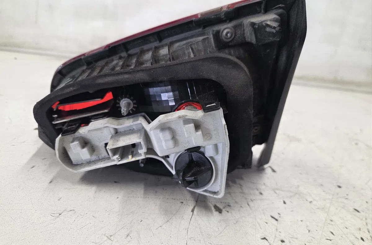 Feu arrière interieur gauche VOLKSWAGEN GOLF 7 PHASE 1 occasion