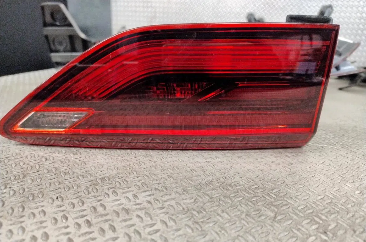 Feu arrière interieur gauche VOLKSWAGEN GOLF 8  GOLF 8 PHASE 1 occasion