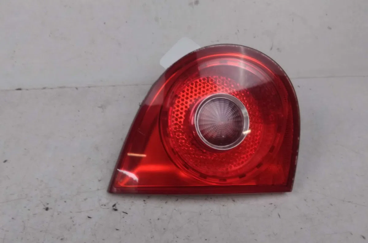 Feu arrière interieur gauche VOLKSWAGEN GOLF V 2006 occasion