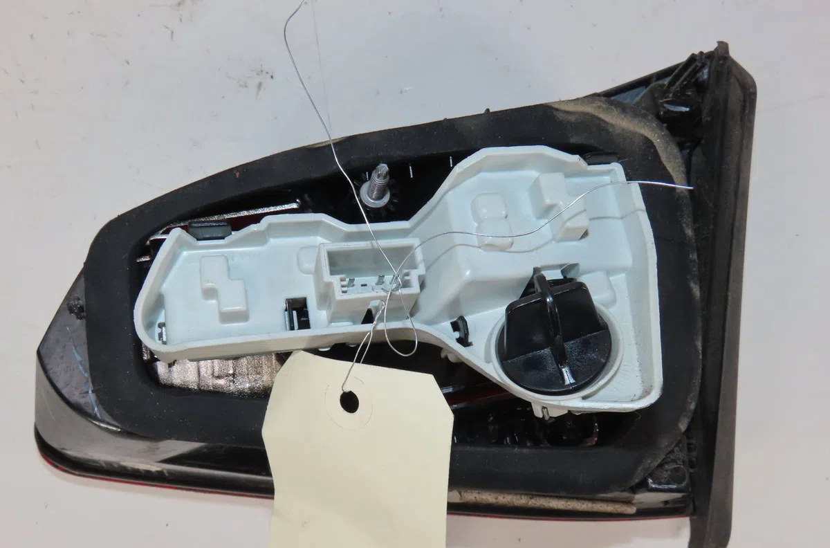 Feu arrière interieur gauche Volkswagen GOLF VII (5G1, BQ1, BE1, BE2) 1.6 tdi (2012-2017) occasion