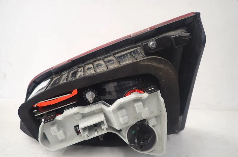 Feu arrière interieur gauche VOLKSWAGEN GOLF VII occasion