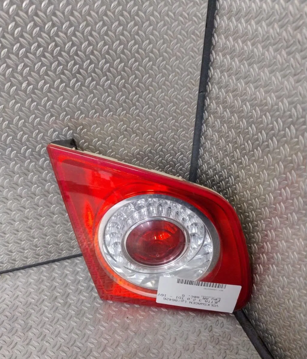 Feu arrière interieur gauche VOLKSWAGEN JETTA 3 occasion