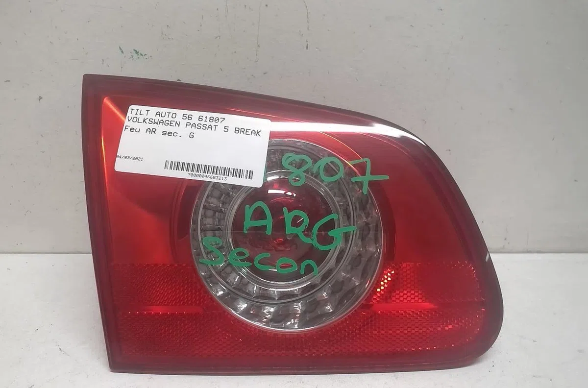 Feu arrière interieur gauche Volkswagen PASSAT B6 Variant (3C5) 2.0 tdi 16v (2005-2010) 5 portes occasion
