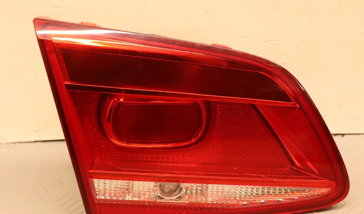Feu arrière interieur gauche Volkswagen PASSAT B7 (362) 2.0 tdi 4motion (2010-2014) occasion
