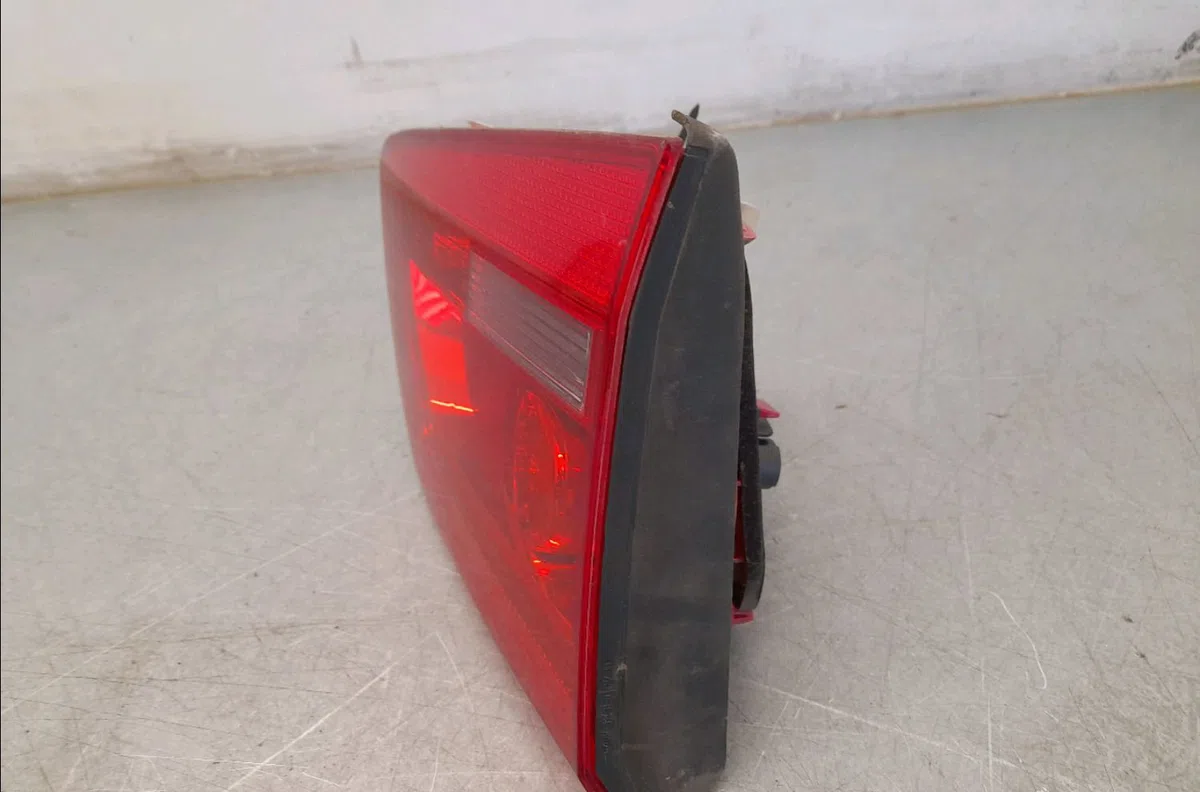 Feu arrière interieur gauche Volkswagen TOURAN (1T3) 2.0 tdi (2010-2015) 5 portes occasion
