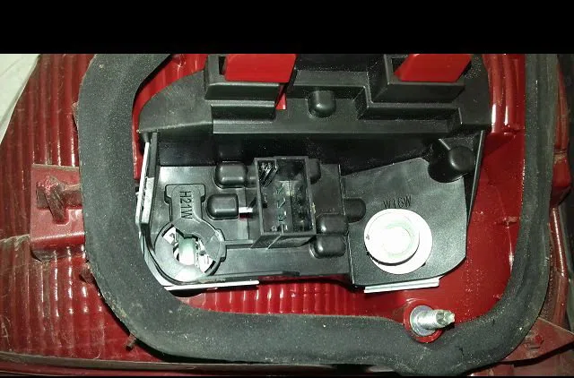 Feu arrière interieur gauche VOLKSWAGEN TOURAN occasion