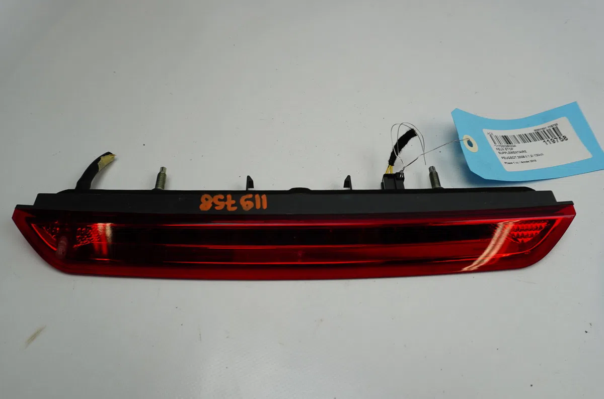 Feux stop supplementaire Peugeot 3008 SUV (MC_, MR_, MJ_, M4_) 1.2 thp- puretech 130 (mrhnsm, mrhnsu, mrhnsj, mrhnyw,...