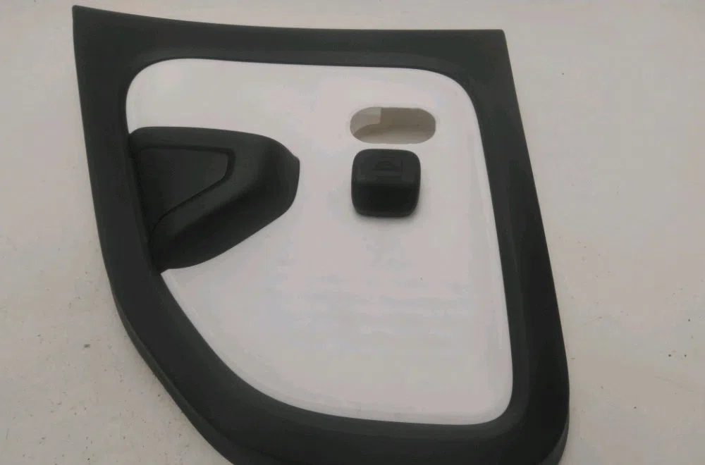 Garniture porte arg Renault TWINGO III (BCM_, BCA_) 1.0 sce 70 (2014) 5 portes occasion