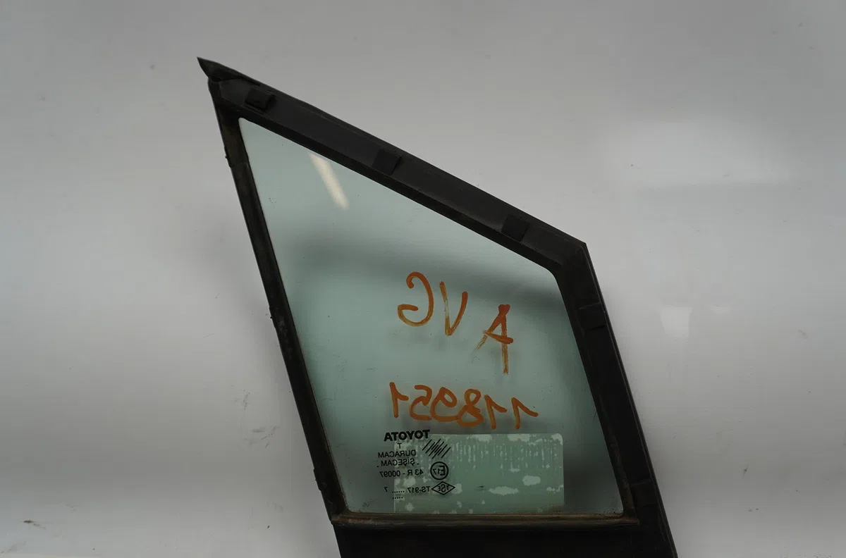 Glace fixe porte av g Toyota COROLLA Verso (ZER_, ZZE12_, R1_) 2.2 d-4d (aur10_) (2005-2009) 5 portes occasion