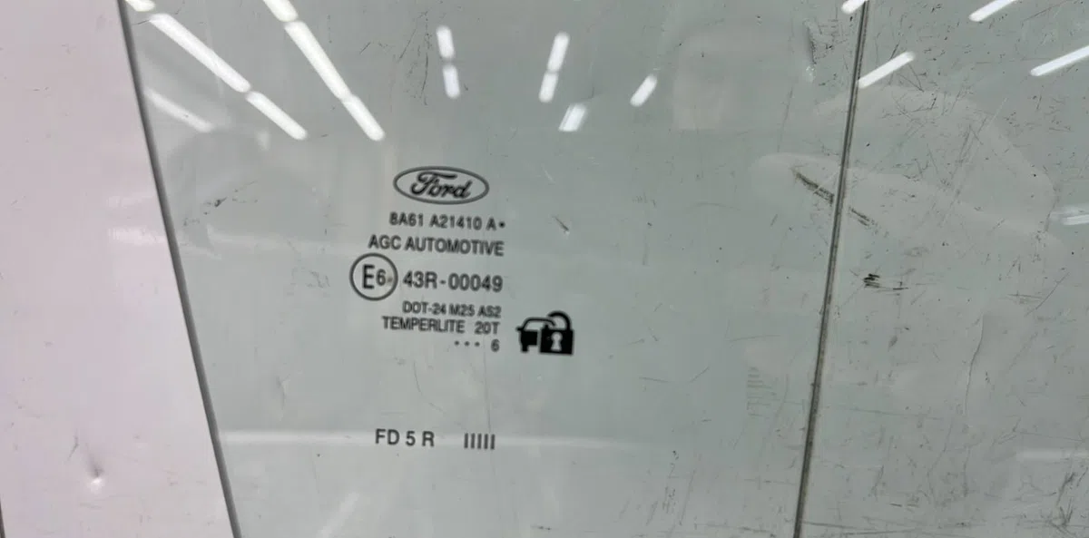 Glace porte av d FORD FIESTA 6 PHASE 2 occasion