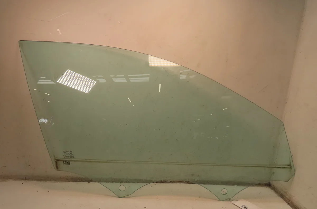 Glace porte av d Peugeot 308 III (FB_, FH_, FP_, F3_) Puretech 130 (fphnsl, fphnst) (2021) occasion