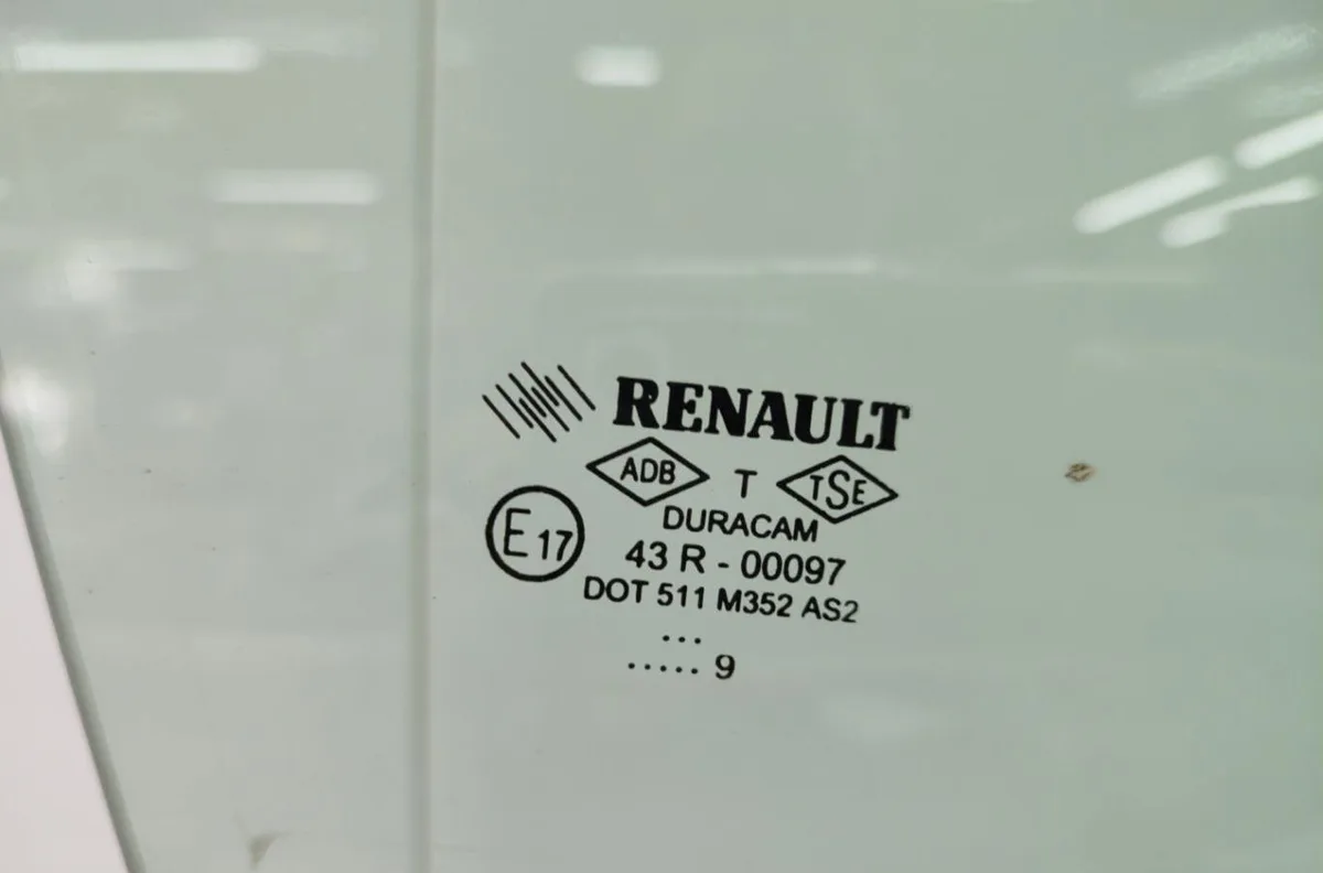Glace porte av d RENAULT CLIO 3 PHASE 1 BREAK occasion