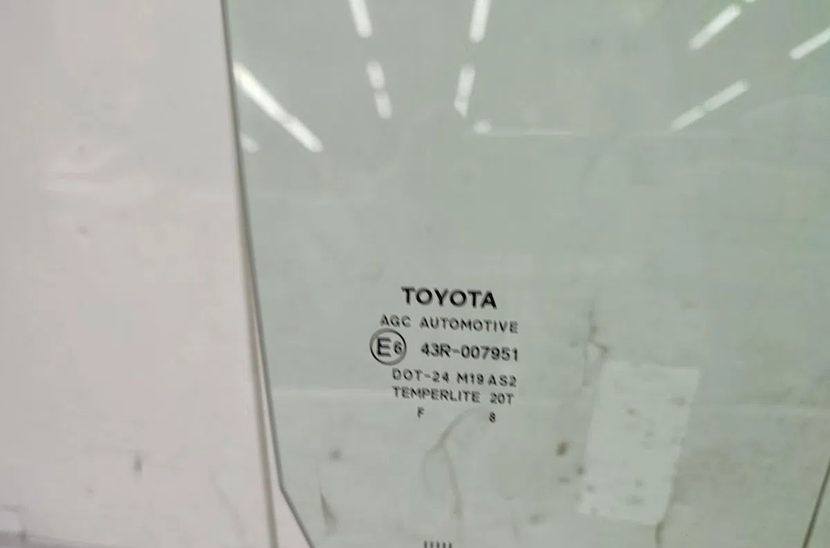 Glace porte av d TOYOTA YARIS 2 PHASE 1 occasion