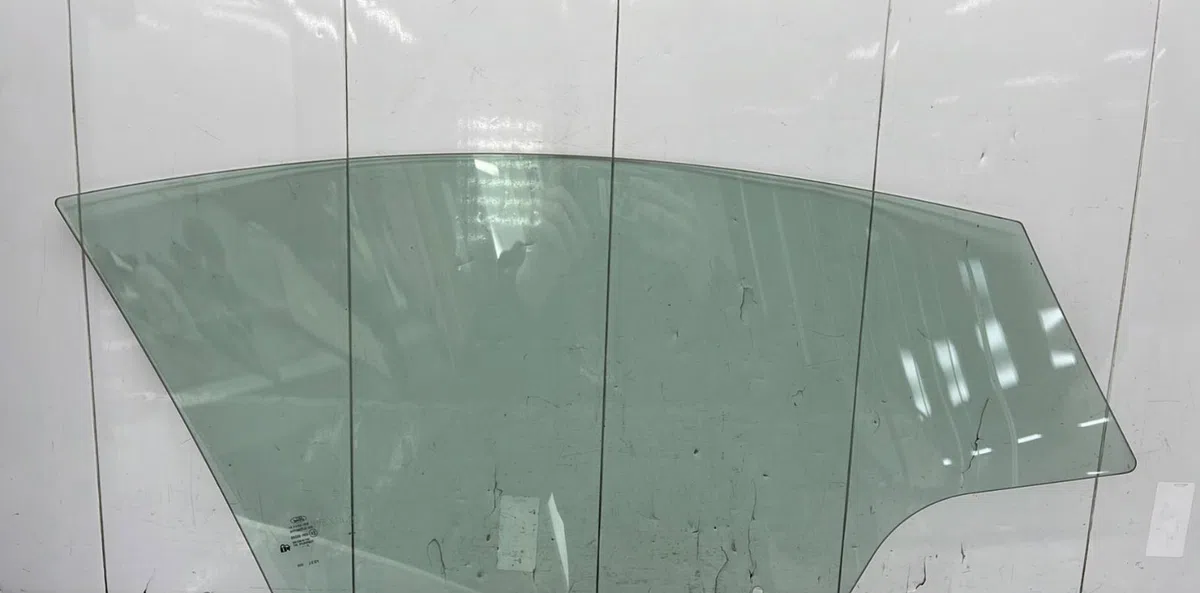 Glace porte av g FORD FIESTA 6 PHASE 1 occasion