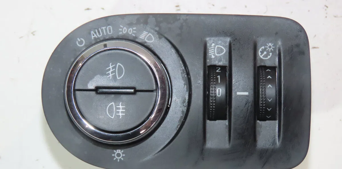 Interrupteur commande de phares Opel CORSA D (S07) 1.3 cdti (l08, l68) (2006-2014) 5 portes occasion