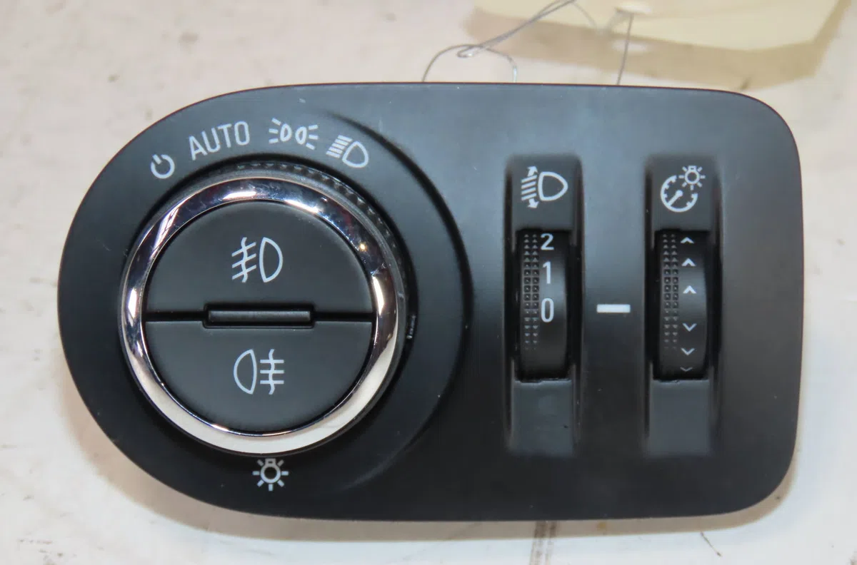 Interrupteur commande de phares Opel CORSA E (X15) 1.4 (08, 68) (2014) occasion