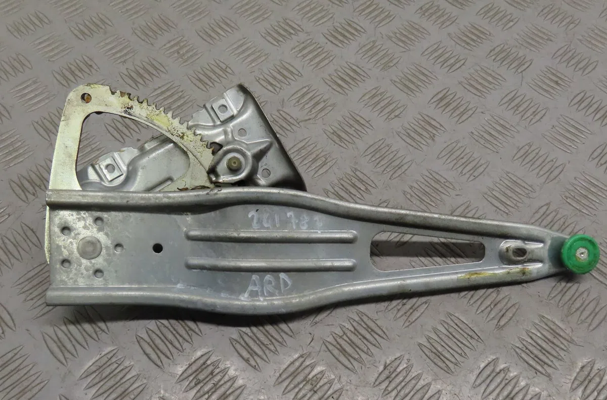 Mecanisme leve-glace arrière droit Toyota YARIS (_P9_) 1.4 d-4d (nlp90_) (2005-2012) occasion