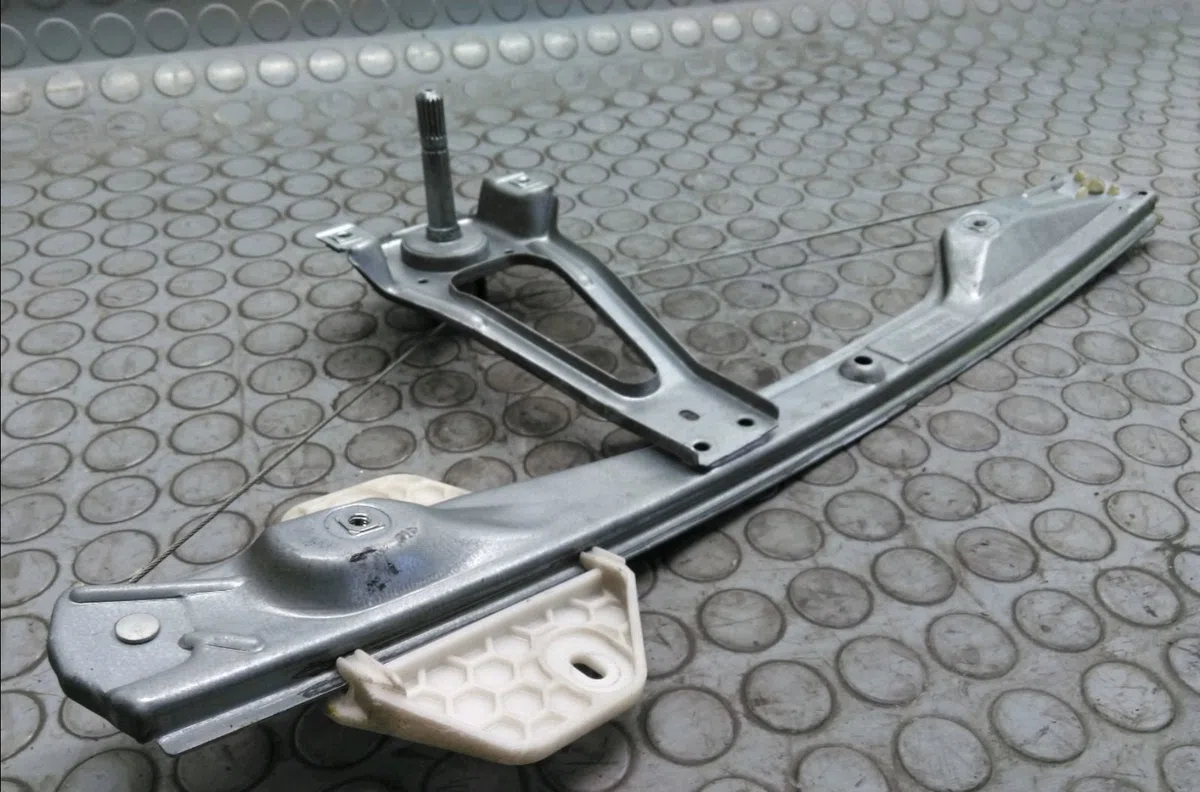 Mecanisme leve-glace arrière gauche Renault CLIO II (BB_, CB_) 1.4 16v (b-cb0p, bb13) (2000-2008) 5 portes occasion