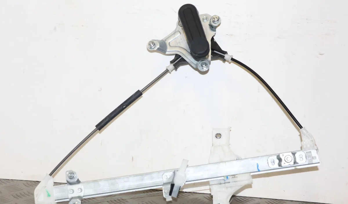 Mecanisme leve-glace arrière gauche Toyota YARIS (_P21_, _PA1_, _PH1_) 1.5 hybrid (mxph10, mxph11) (2020) 5 portes occas