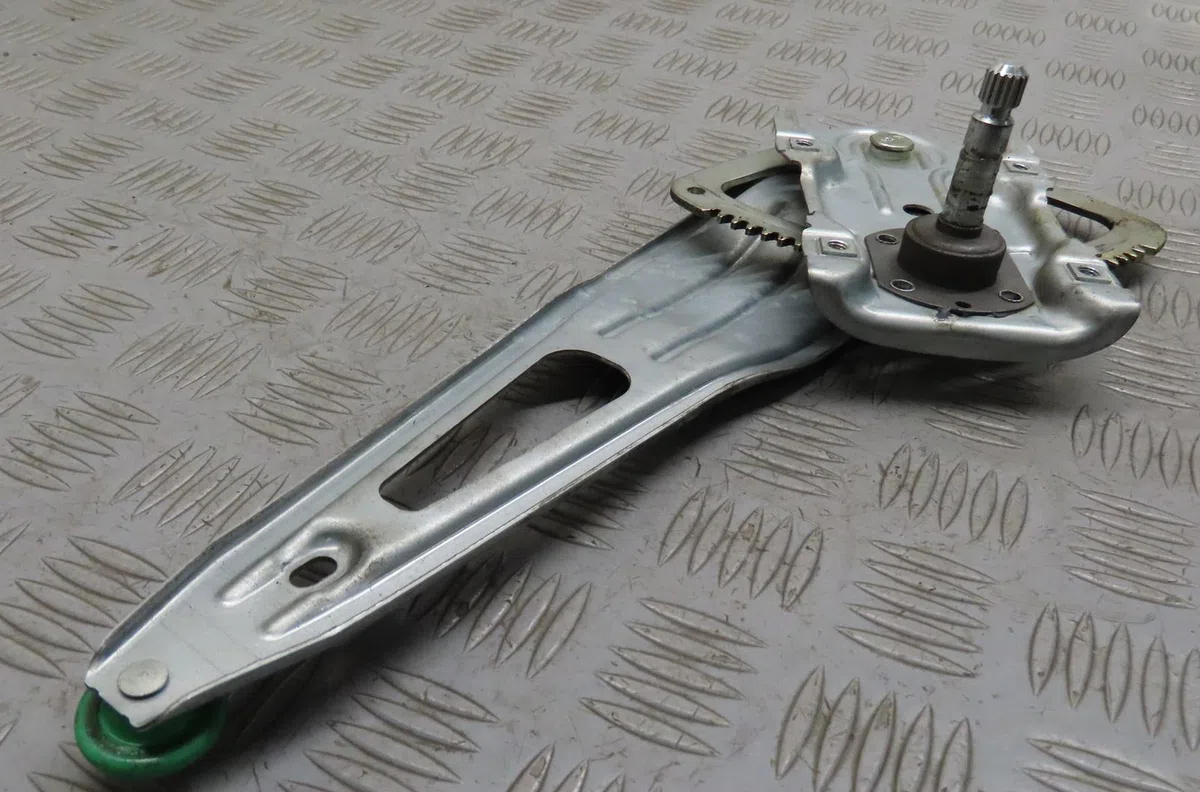 Mecanisme leve-glace arrière gauche Toyota YARIS (_P9_) 1.4 d-4d (nlp90_) (2005-2012) occasion