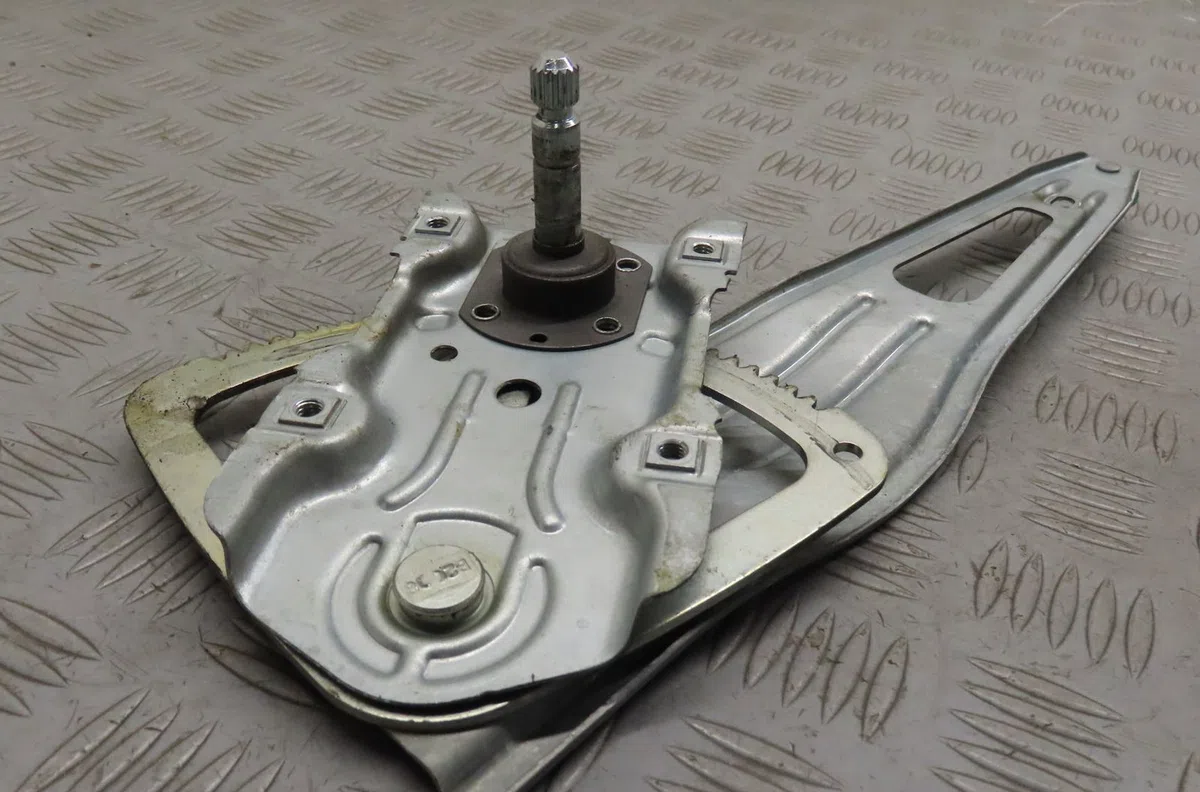 Mecanisme leve-glace arrière gauche Toyota YARIS (_P9_) 1.4 d-4d (nlp90_) (2005-2012) occasion