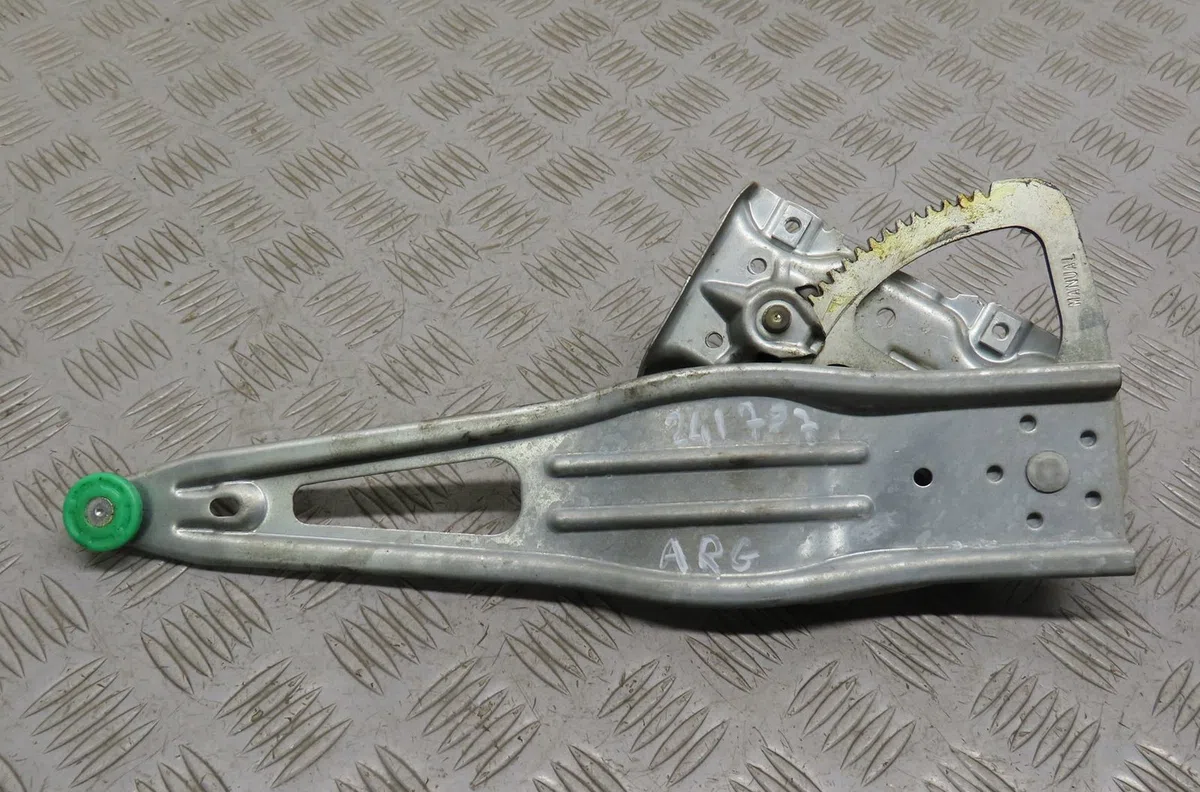 Mecanisme leve-glace arrière gauche Toyota YARIS (_P9_) 1.4 d-4d (nlp90_) (2005-2012) occasion