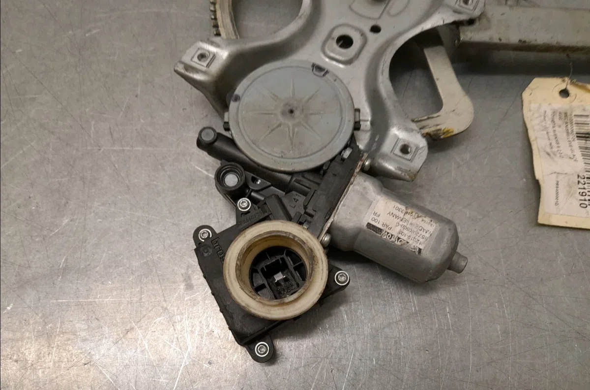 Mécanisme lève-glace avant gauche Toyota AVENSIS A trois volumes (_T27_) 2.0 d-4d (adt270_) (2011-2018) occasion