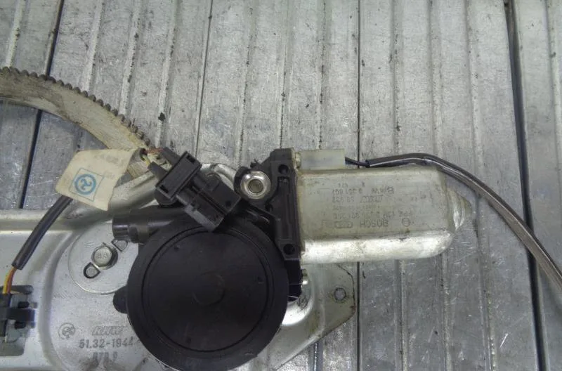 Mecanisme  moteur lève-glace avant droit BMW SERIE 5 E39 PHASE 1 occasion