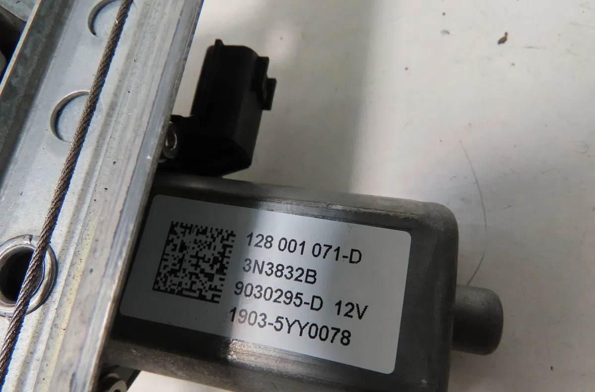 Mecanisme  moteur lève-glace avant droit Dacia DOKKER Monospace (KE_) 1.2 tce (kem0, keay) (2012) occasion