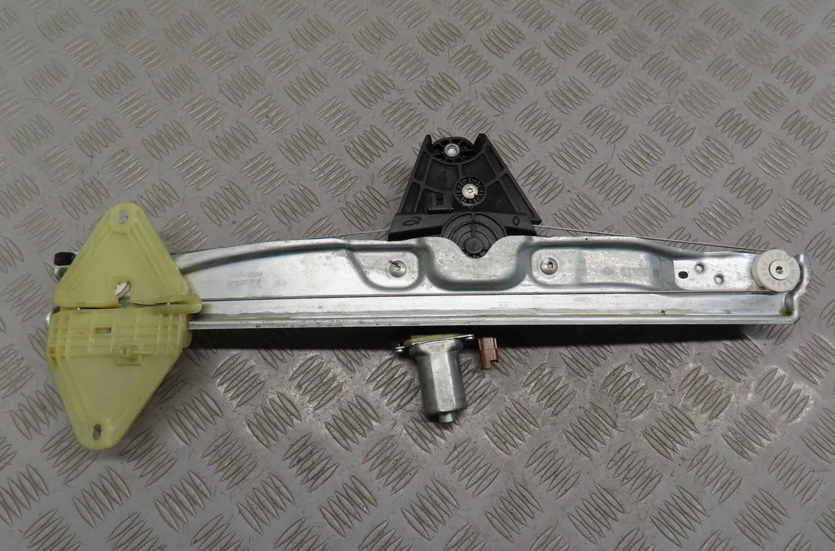 Mecanisme  moteur lève-glace avant droit Dacia SANDERO III Liberty 125 i.e. (m73) (2012) occasion