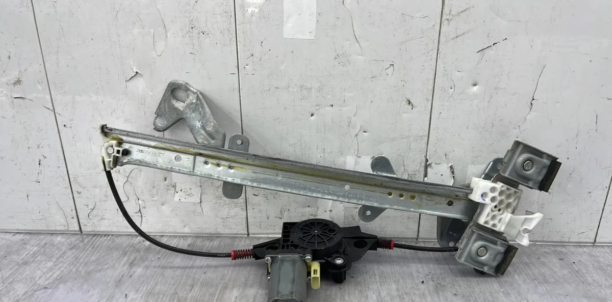 Mecanisme moteur lève-glace avant droit FORD FIESTA 5 PHASE 2 occasion
