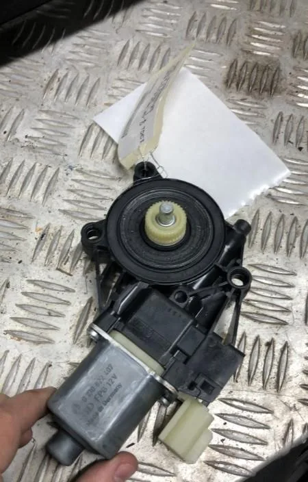 Mecanisme moteur lève-glace avant droit FORD FIESTA 6 PHASE 1 occasion
