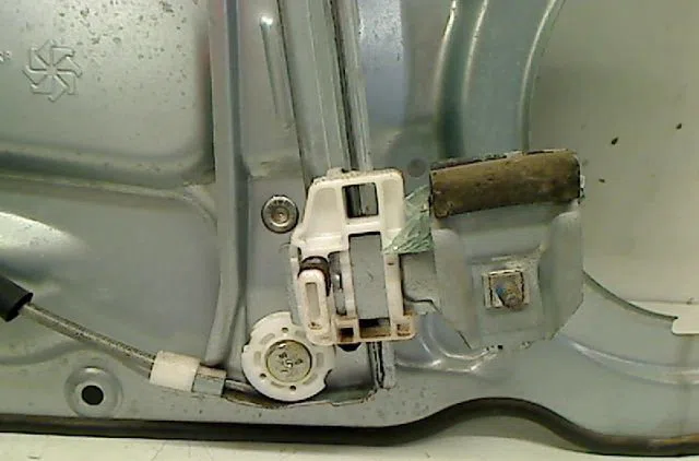 Mecanisme  moteur lève-glace avant droit Kia CARENS III Monospace (UN) 2.0 crdi 140 (2006) occasion