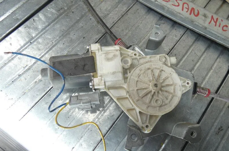 Mecanisme  moteur lève-glace avant droit NISSAN MICRA 3 PHASE 1 occasion