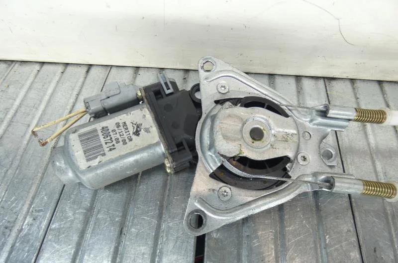 Mecanisme  moteur lève-glace avant droit PEUGEOT 106 PHASE 1 occasion