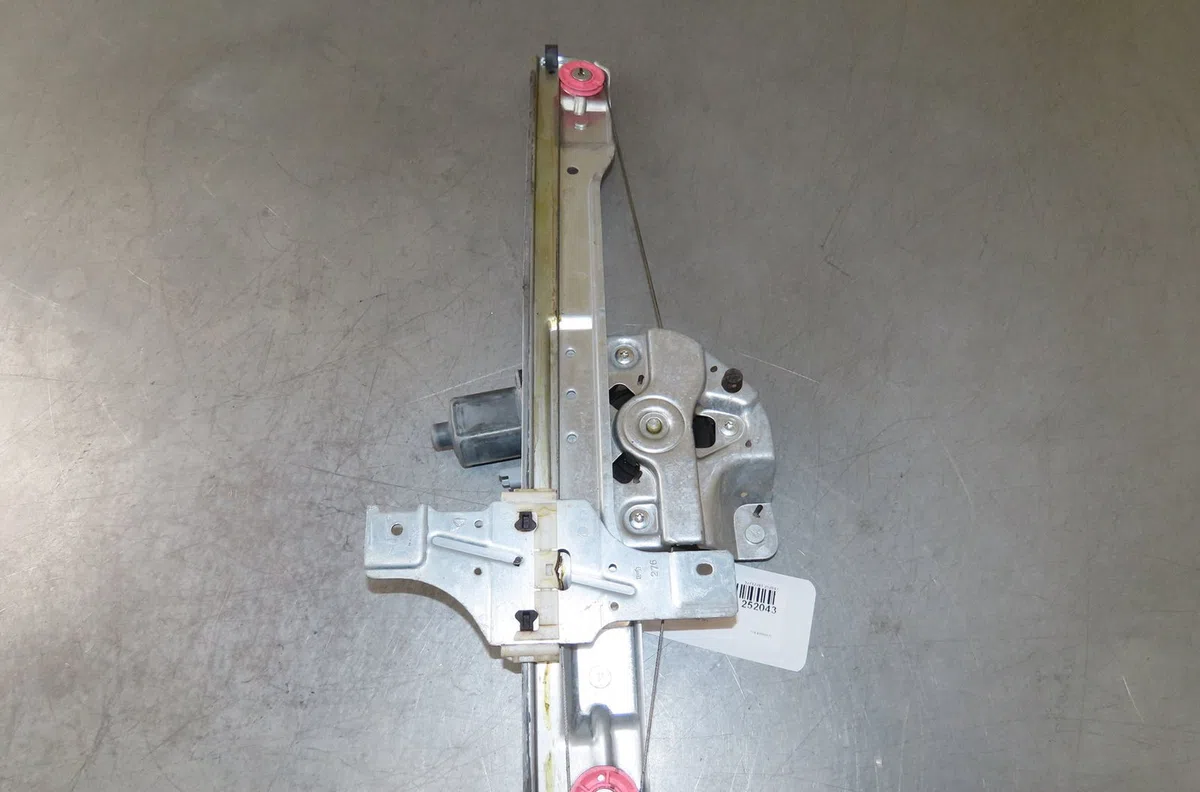 Mecanisme  moteur lève-glace avant droit Peugeot 208 I (CA_, CC_) 1.2 vti 68 - puretech 68 (2016) 5 portes occasion