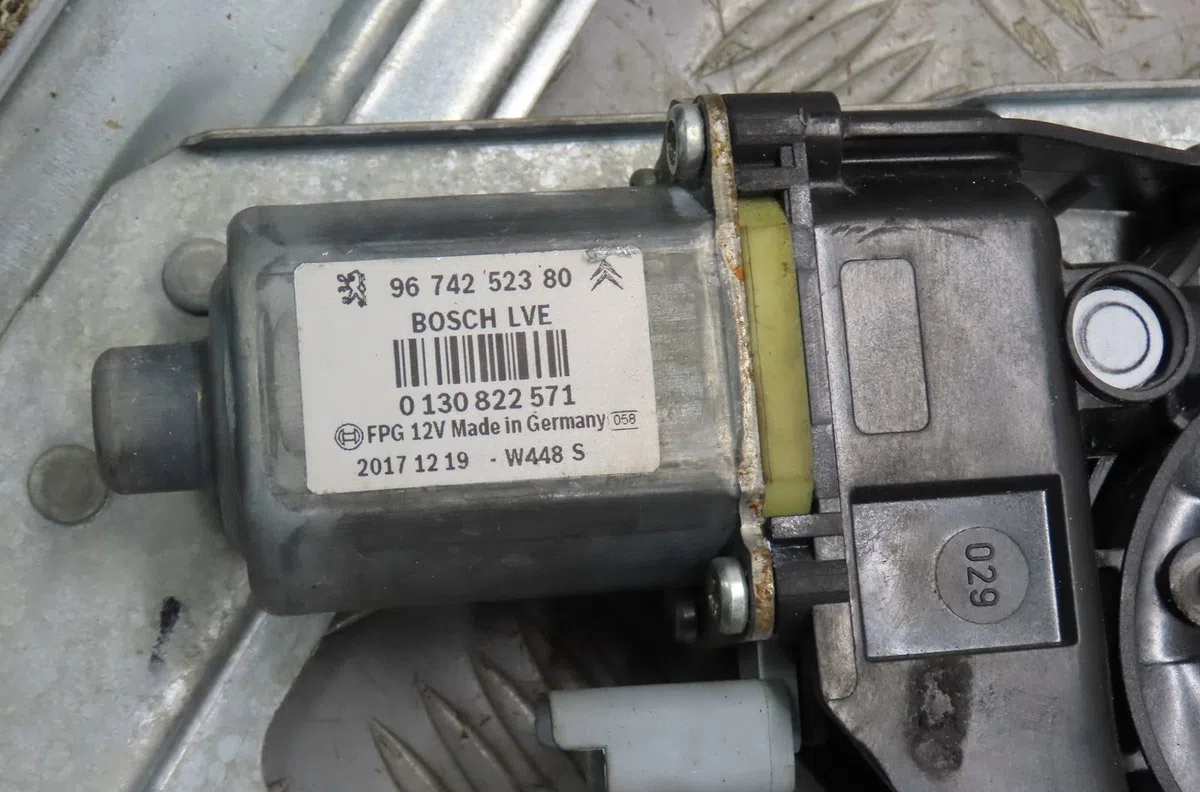 Mecanisme  moteur lève-glace avant droit Peugeot 208 I (CA_, CC_) 1.2 vti 68 - puretech 68 (2016) 5 portes occasion