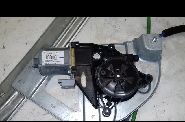 Mecanisme  moteur lève-glace avant droit Peugeot 208 I (CA_, CC_) 1.6 hdi (2012) 5 portes occasion