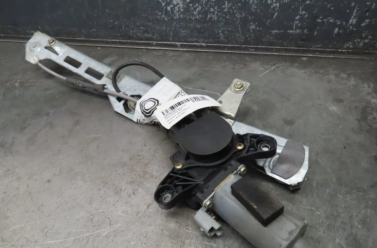 Mecanisme  moteur lève-glace avant droit Peugeot 306 3-5 portes (7A, 7C, N3, N5) 2.0 hdi 90 (1999-2002) occasion