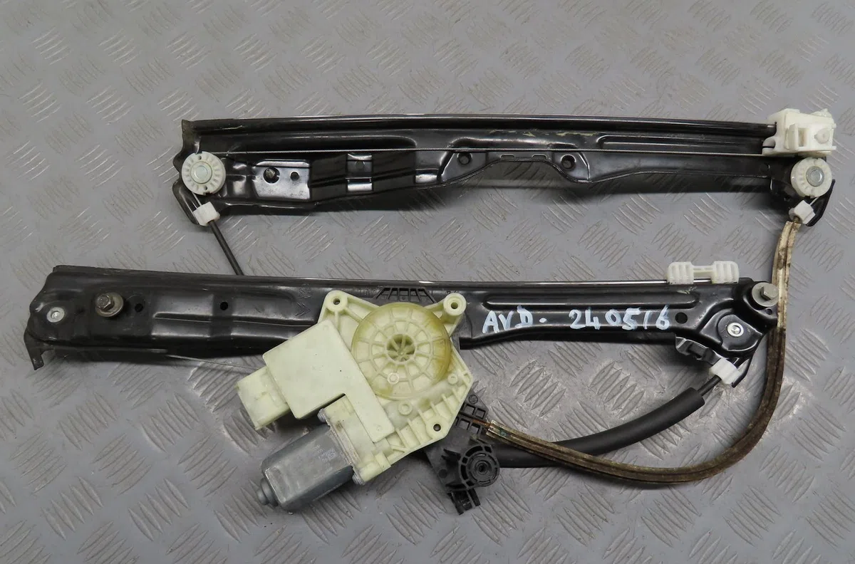 Mecanisme  moteur lève-glace avant droit Peugeot 308 SW II (LC_, LJ_, LR_, LX_, L4_) 1.6 hdi - bluehdi 115 (lcbhxm, lcbh