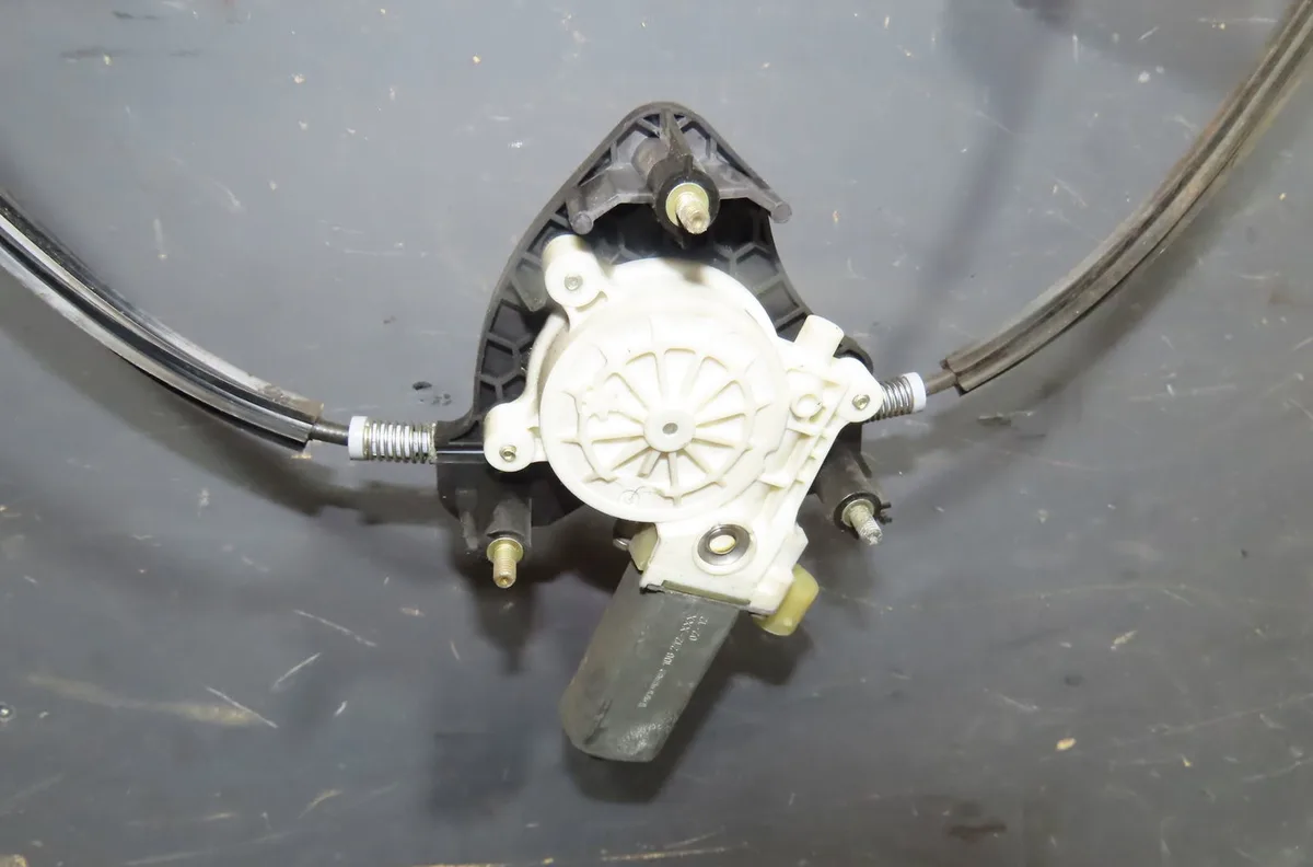 Mecanisme  moteur lève-glace avant droit Renault CLIO II (BB_, CB_) 1.4 16v (b-cb0p, bb13) (2000-2008) 5 portes occasion