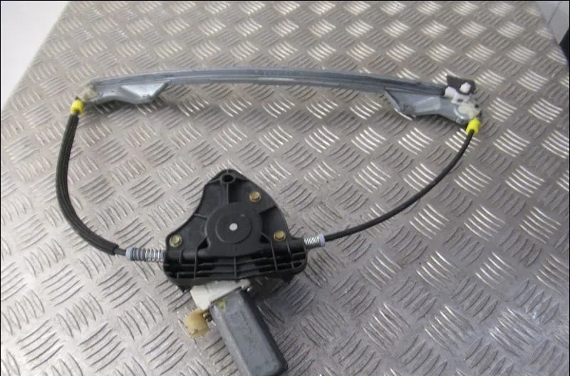 Mecanisme  moteur lève-glace avant droit Renault CLIO II (BB_, CB_) 1.5 dci (b-cb07) (2001-2009) 3 portes occasion